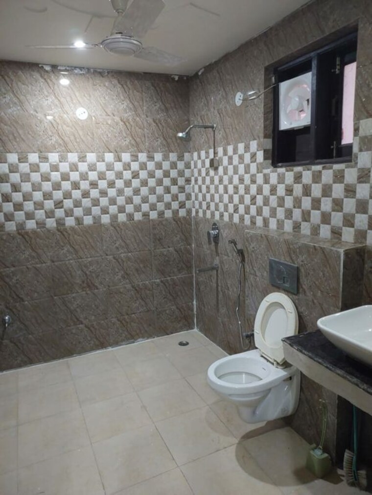 Bathroom, sector 46 2 Bedroom 190 Sq.Yd. Builder Floor In Sector 46 Gurgaon 9819613