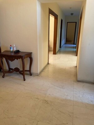 Room in 3 BHK Apartment at DLF Hamilton Court, Sector 27 – for Rent