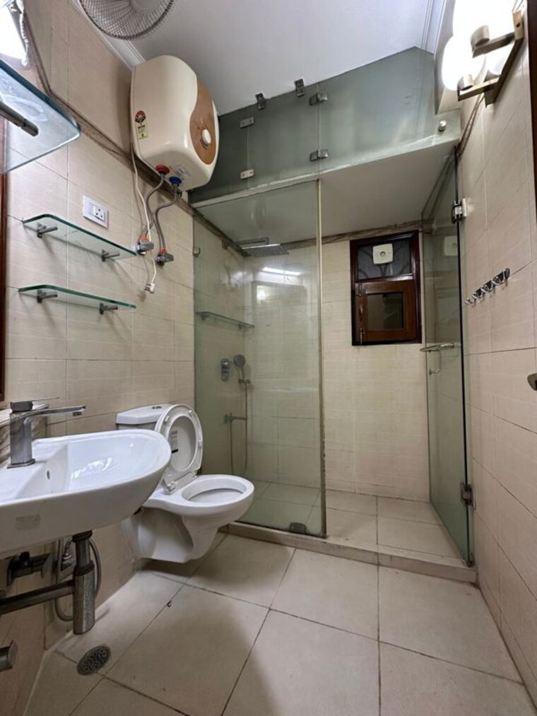 Kitchen, sarvapriya vihar 3 Bedroom 250 Sq.Yd. Builder Floor In Sarvapriya Vihar Delhi 9819651