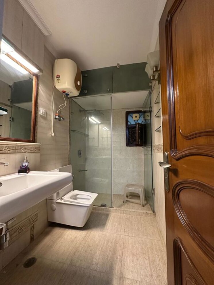 Kitchen, sarvapriya vihar 3 Bedroom 250 Sq.Yd. Builder Floor In Sarvapriya Vihar Delhi 9819651