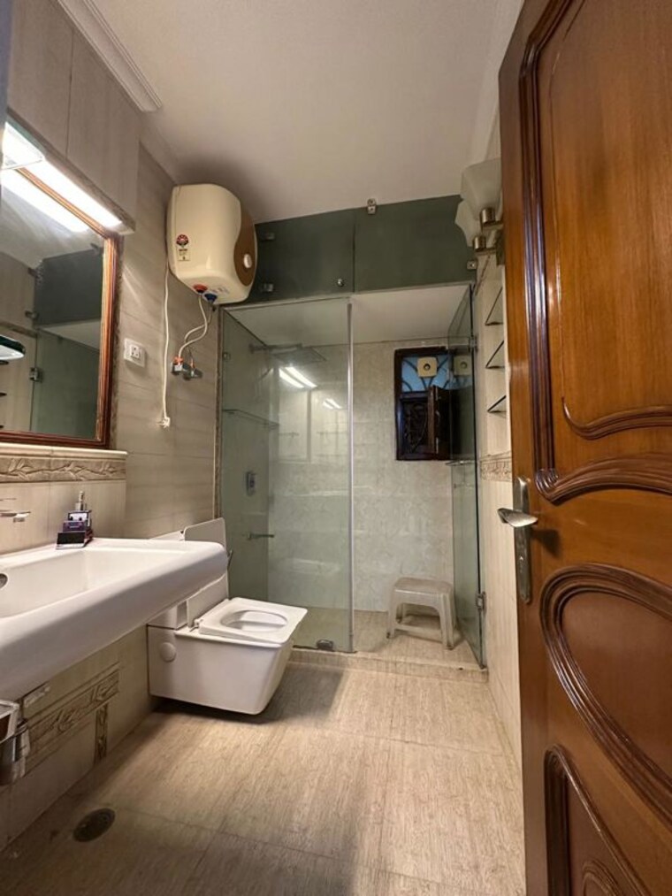 Kitchen, sarvapriya vihar 3 Bedroom 250 Sq.Yd. Builder Floor In Sarvapriya Vihar Delhi 9819651