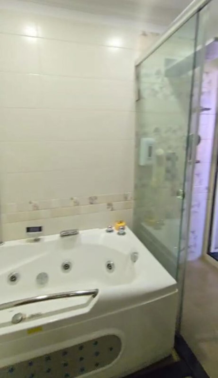 Bathroom, hiranandani-estate-burlington 4 Bedroom 1750 Sq.Ft. Apartment In Ghodbunder Road Thane 9819611