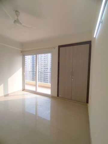 Room in 4 BHK Apartment at Amrapali Crystal Homes, Sector 76 – for Rent