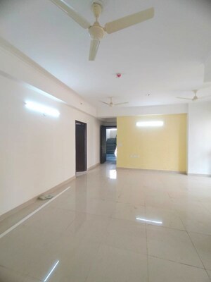 Room in 4 BHK Apartment at Amrapali Crystal Homes, Sector 76 – for Rent