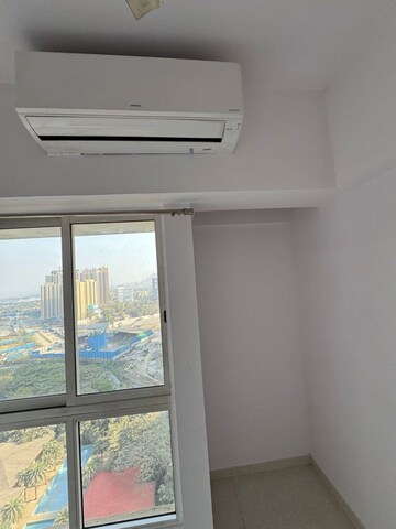 Room in 1.5 BHK Apartment at Lodha Amara, Kolshet Road – for Sale