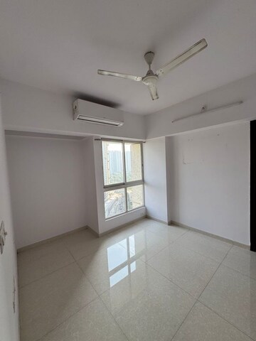 Room in 1.5 BHK Apartment at Lodha Amara, Kolshet Road – for Sale