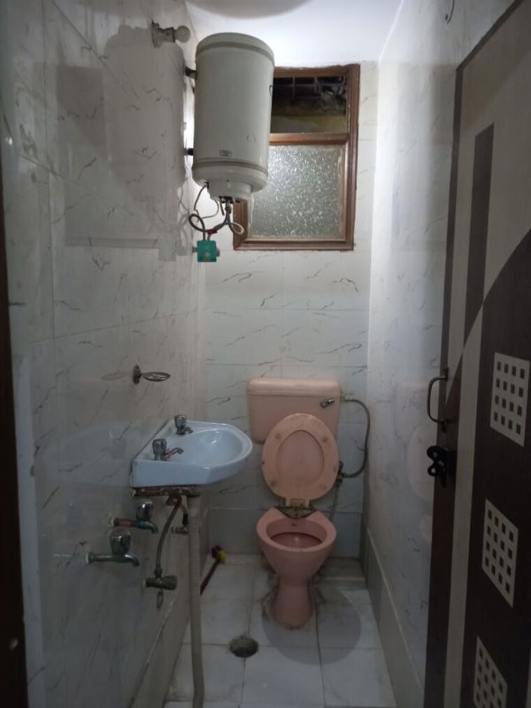 Bathroom, east of kailash 2 Bedroom 1000 Sq.Ft. Builder Floor In East Of Kailash Delhi 9819765