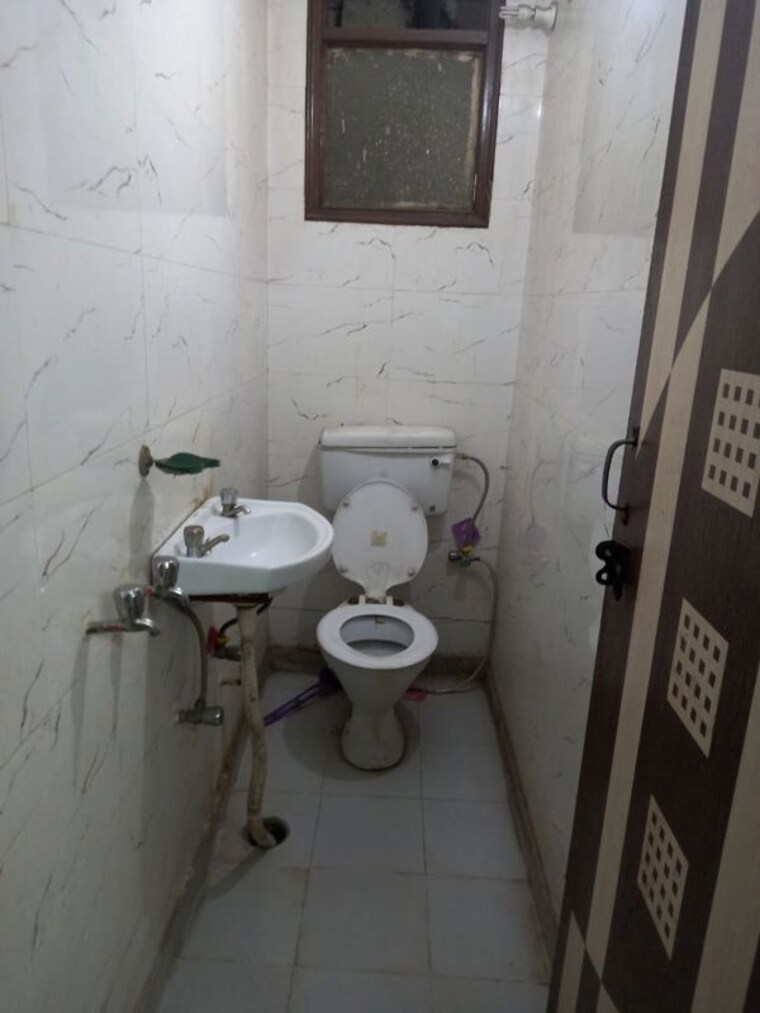 Bathroom, east of kailash 2 Bedroom 1000 Sq.Ft. Builder Floor In East Of Kailash Delhi 9819765