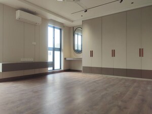 Room in 4 BHK Builder Floor at South Extension ii – for Sale