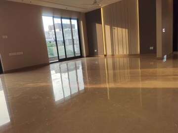 Room in 4 BHK Builder Floor at South Extension ii – for Sale