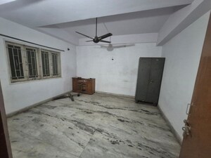 Room in 2 BHK Apartment at Durgakund – for Rent