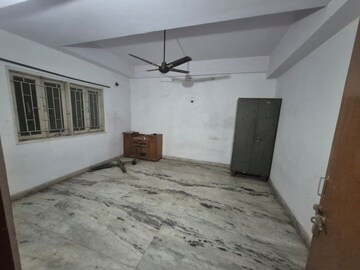 Room in 2 BHK Apartment at Durgakund – for Rent