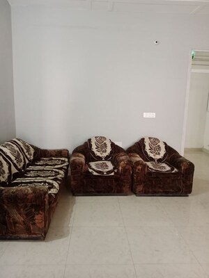 Living Room in 1.5 BHK Builder Floor at Ansals Sushant City – for Rent