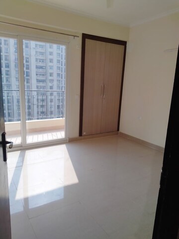 Room in 3 BHK Apartment at Amrapali Crystal Homes, Sector 76 – for Rent
