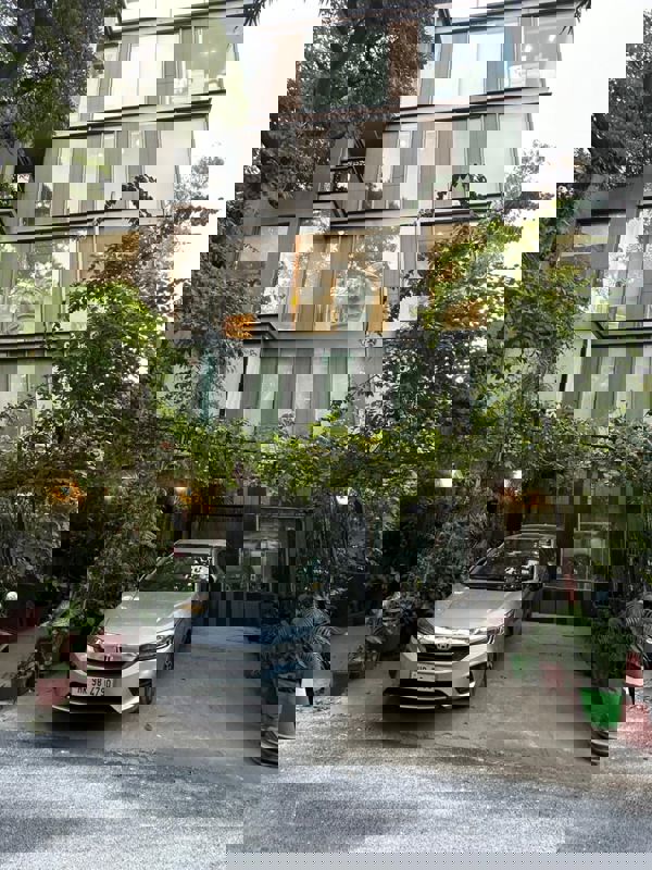 Showroom For Rent in Defence Colony