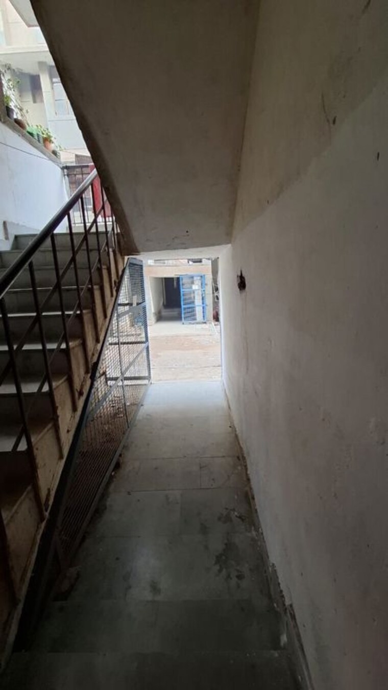 Balcony, sector 10 greater noida 1.5 Bedroom 30 Sq.Mt. Apartment In Sector 10 Greater Noida Greater Noida 9819917