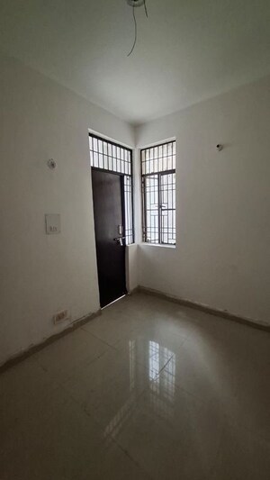 Room in 1.5 BHK Apartment at Sector 10 Greater Noida – for Sale
