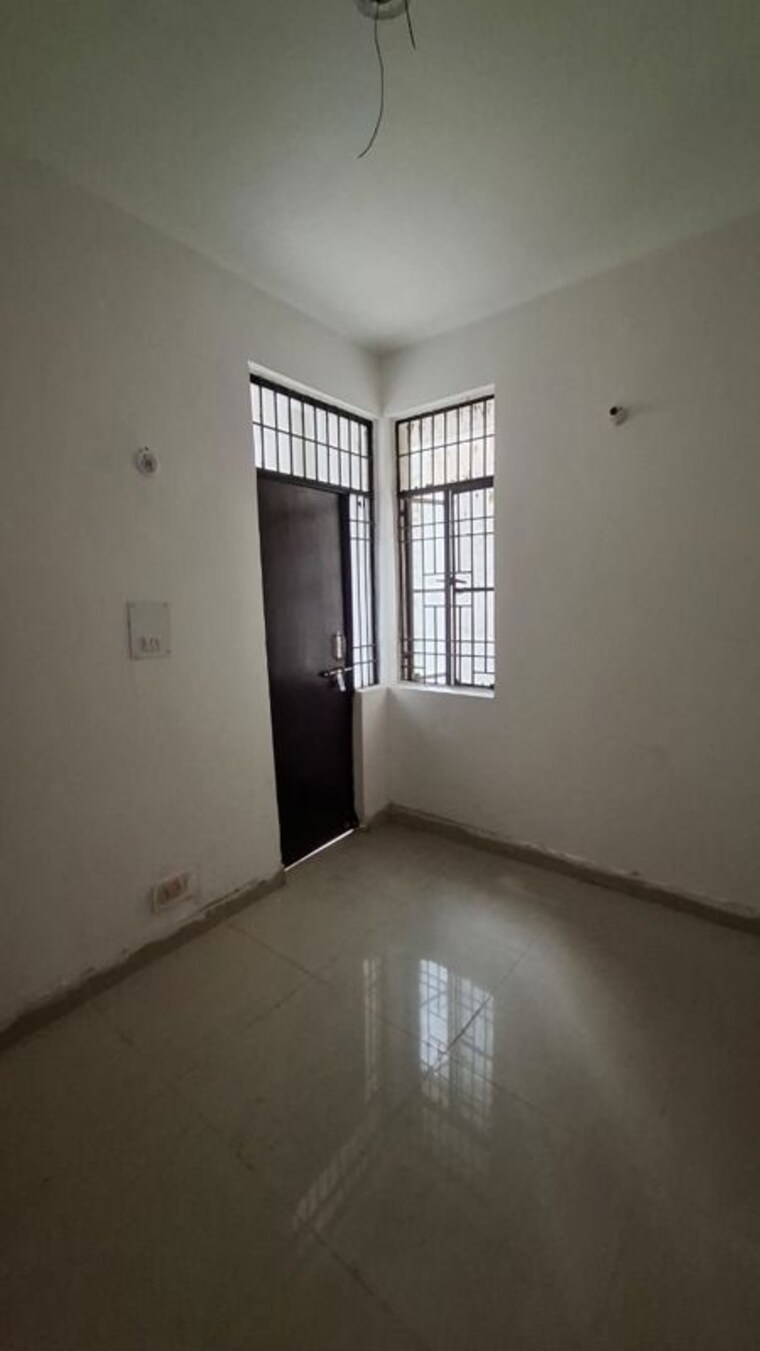 Room, sector 10 greater noida 1.5 Bedroom 30 Sq.Mt. Apartment In Sector 10 Greater Noida Greater Noida 9819917
