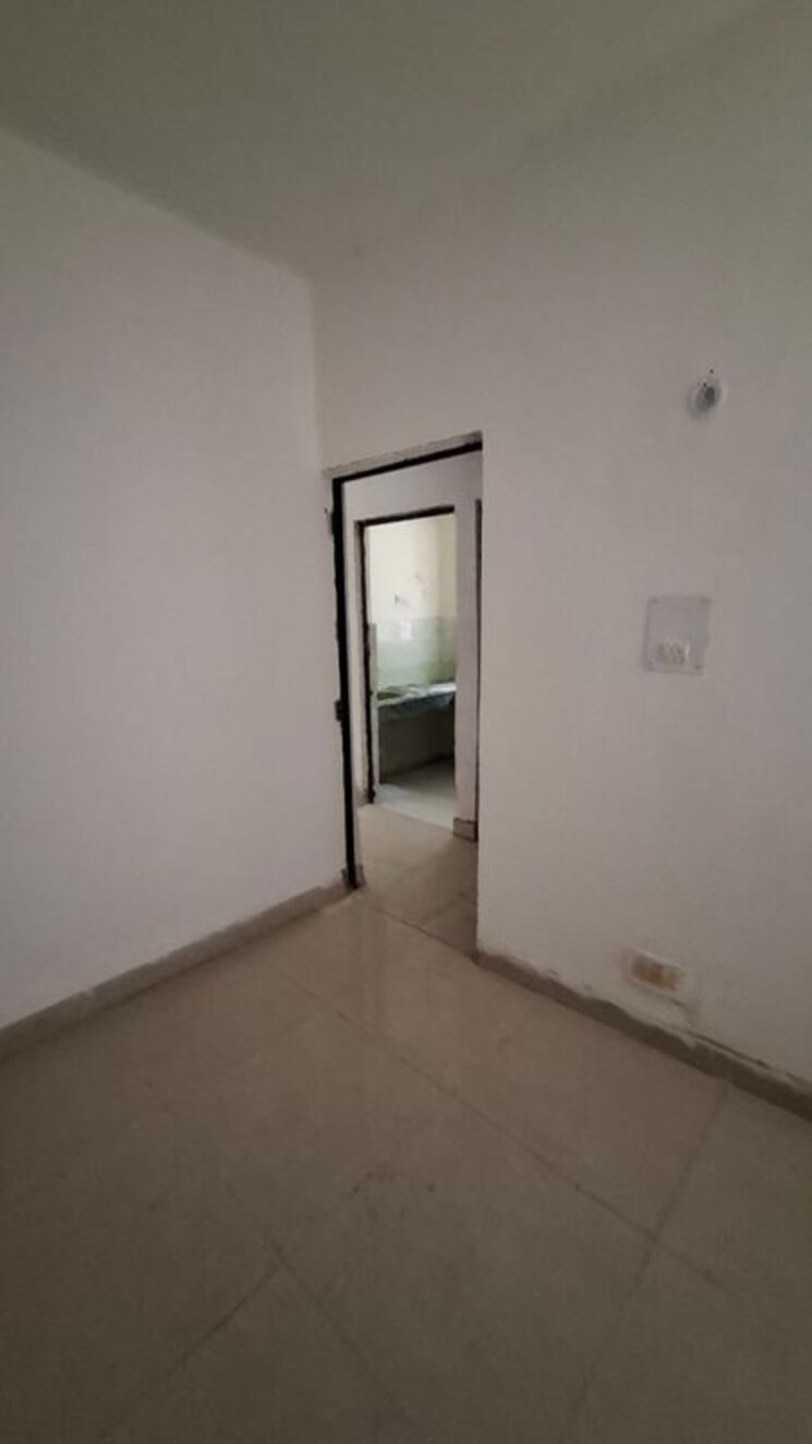 Room, sector 10 greater noida 1.5 Bedroom 30 Sq.Mt. Apartment In Sector 10 Greater Noida Greater Noida 9819917