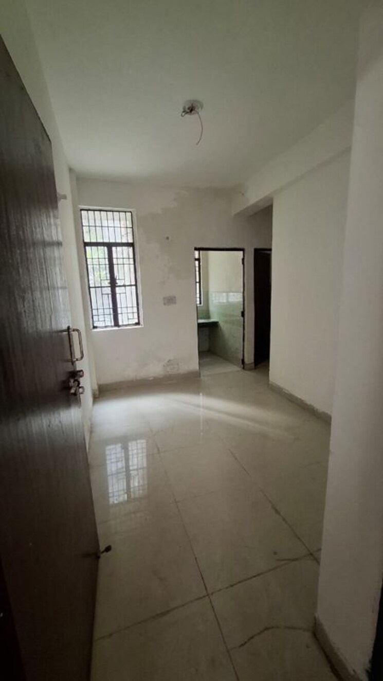 Room, sector 10 greater noida 1.5 Bedroom 30 Sq.Mt. Apartment In Sector 10 Greater Noida Greater Noida 9819917