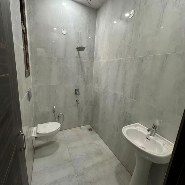 Bathroom, kharar landran road 1 Bedroom 900 Sq.Ft. Apartment In Kharar Landran Road Mohali 9820059