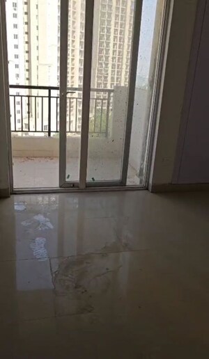 Room in 1 BHK Apartment at Oasis GrandStand, Sector 22d Yamuna Expressway – for Rent