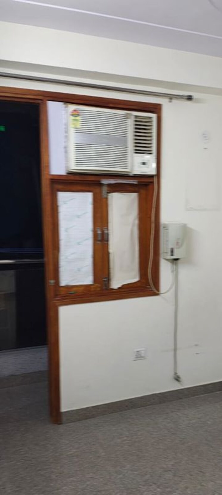 Room, new ashok nagar 1.5 Bedroom 400 Sq.Ft. Builder Floor In New Ashok Nagar Delhi 9820068