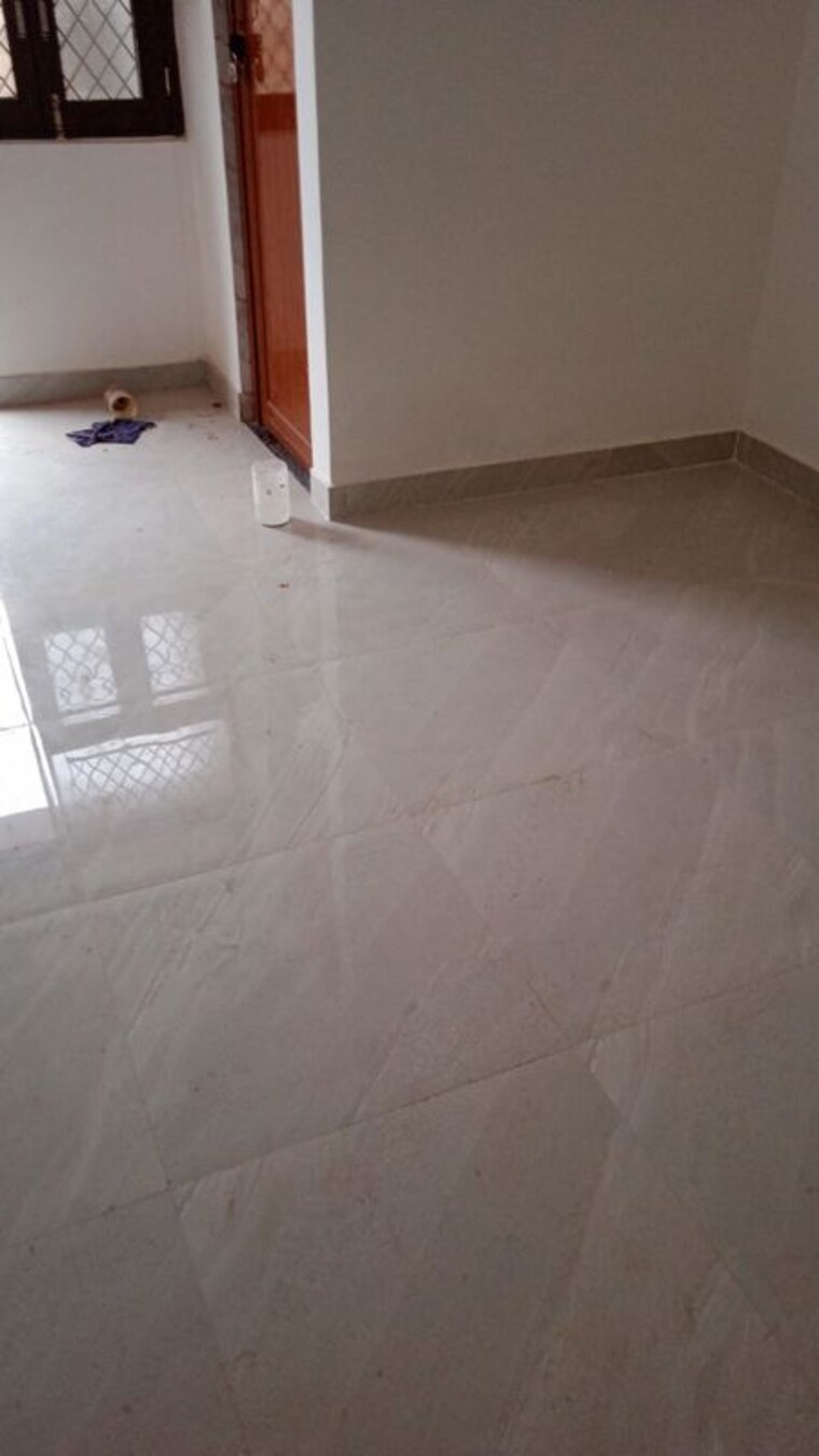 Room, new ashok nagar 2.5 Bedroom 700 Sq.Ft. Builder Floor In New Ashok Nagar Delhi 9820105