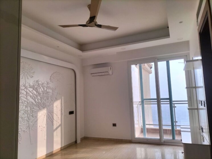 Room, mahagun-mezzaria 4 Bedroom 3525 Sq.Ft. Apartment In Sector 78 Noida 9820139