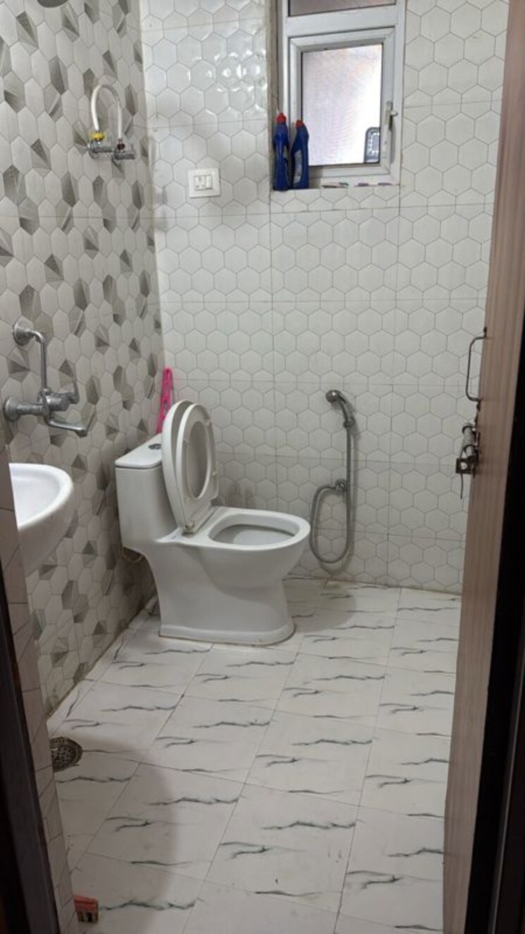 Bathroom, bisrakh jalalpur 2 Bedroom 850 Sq.Ft. Apartment In Bisrakh Jalalpur Greater Noida 9820141