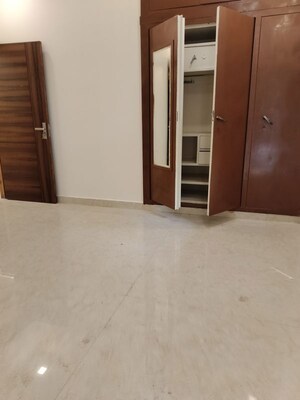 Room in 4 BHK Apartment at Vasant Kunj – for Rent