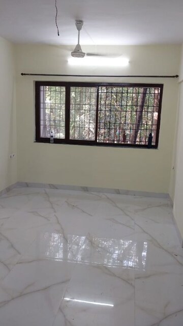 Room in 2 BHK Apartment at Baronet CHS, Kandivali East – for Rent