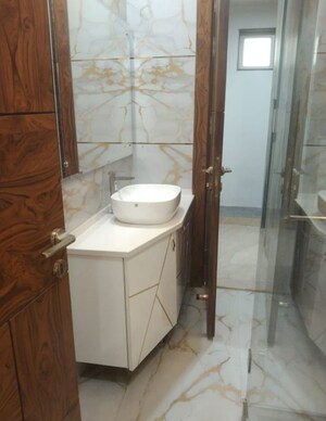 Bathroom in 3.5 BHK Builder Floor at Jadhunath Enclave, Sector 29 – for Rent