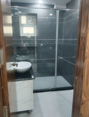 Bathroom in 3.5 BHK Builder Floor at Jadhunath Enclave, Sector 29 – for Rent