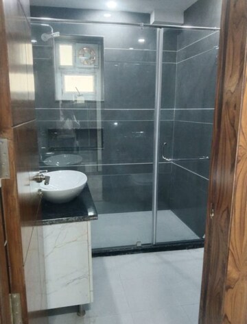 Bathroom in 3.5 BHK Builder Floor at Jadhunath Enclave, Sector 29 – for Rent