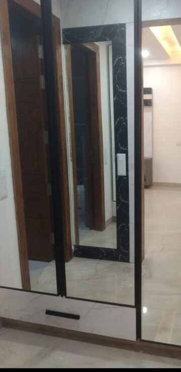 Building Lobby in 3.5 BHK Builder Floor at Jadhunath Enclave, Sector 29 – for Rent