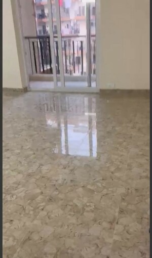 Room in 3 BHK Apartment at Amrapali Centurian Park, Tech Zone 4 Greater Noida – for Rent