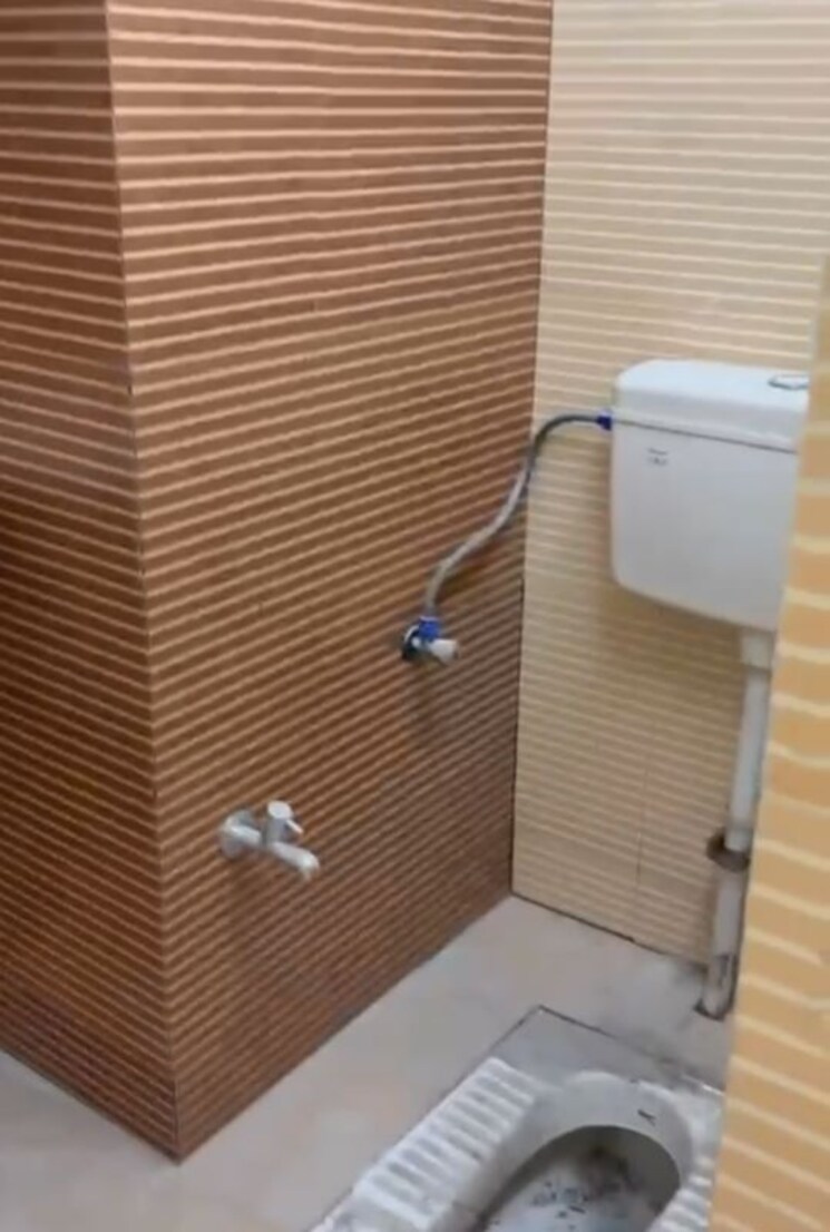 Bathroom, upavp-ganga-yamuna-and-hindon-enclave 4 Bedroom 180 Sq.Yd. Apartment In Pratap Vihar Ghaziabad 9820254