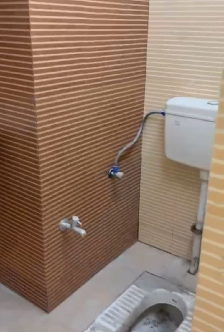 Bathroom, upavp-ganga-yamuna-and-hindon-enclave 4 Bedroom 180 Sq.Yd. Apartment In Pratap Vihar Ghaziabad 9820254