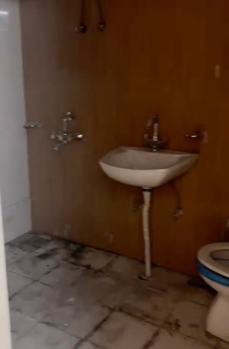 Bathroom, upavp-ganga-yamuna-and-hindon-enclave 4 Bedroom 185 Sq.Yd. Apartment In Pratap Vihar Ghaziabad 9820257