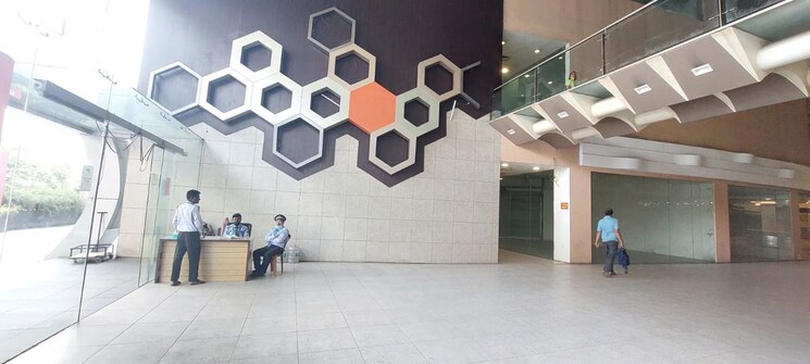  Parking, express-zone Commercial Office Space 125 Sq.Ft. In Malad East Mumbai 9820315