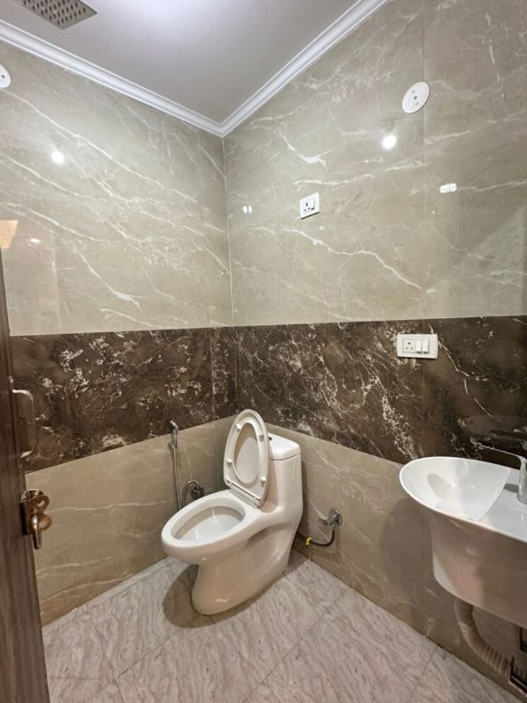 Bathroom, neb sarai 2 Bedroom 1000 Sq.Ft. Builder Floor In Neb Sarai Delhi 9820353