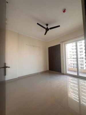 Room in 3 BHK Apartment at Amrapali Crystal Homes, Sector 76 – for Rent
