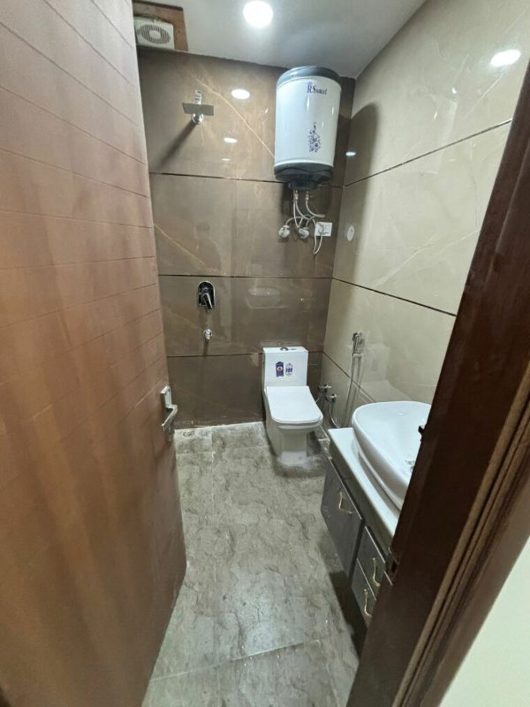 Bathroom, lajpat nagar 4 1 Bedroom 400 Sq.Ft. Builder Floor In Lajpat Nagar 4 Delhi 9820465