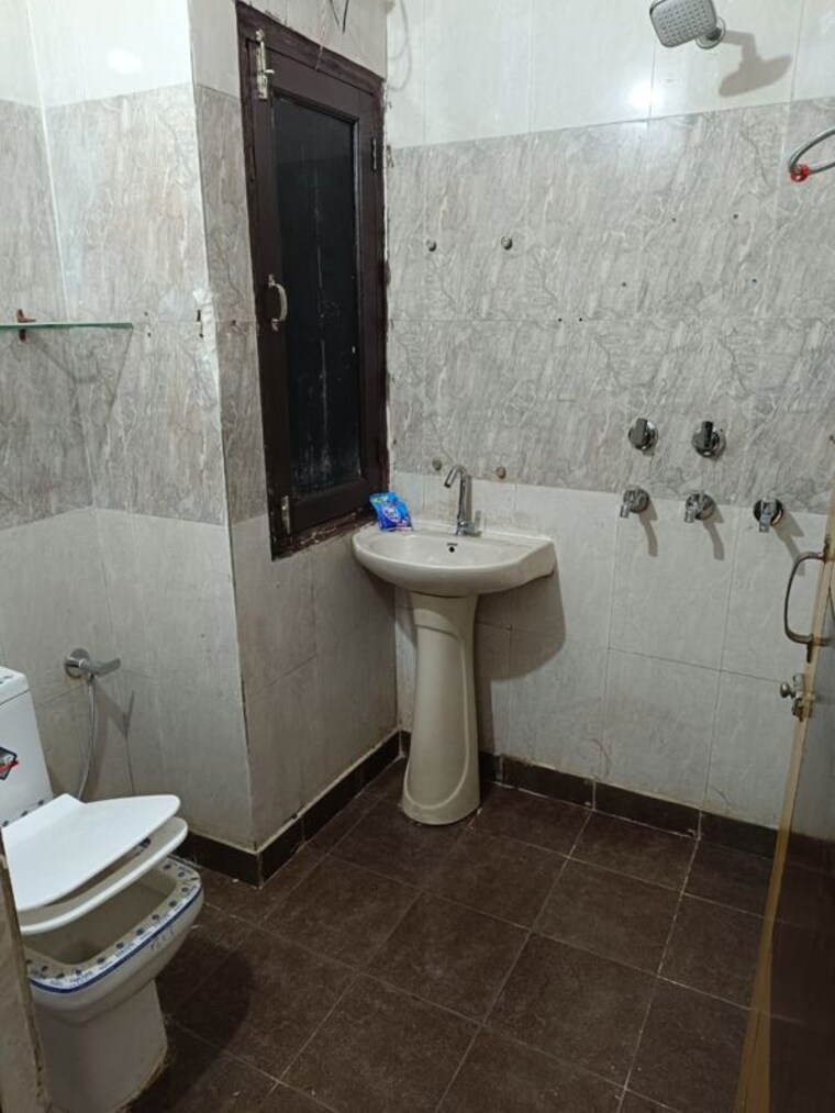 Bathroom, subhash park 2 Bedroom 500 Sq.Ft. Builder Floor In Subhash Park Delhi 9618147
