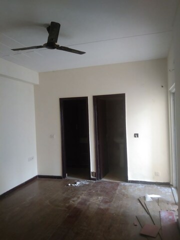 Room in 3 BHK Apartment at Ajnara Homes, Sector 16b Greater Noida – for Rent