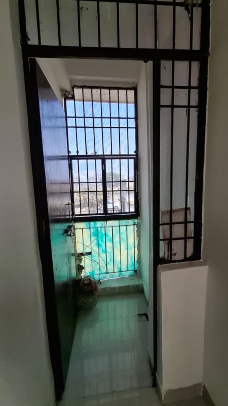 Room, sector 10 greater noida 1.5 Bedroom 30 Sq.Mt. Apartment In Sector 10 Greater Noida Greater Noida 9820571