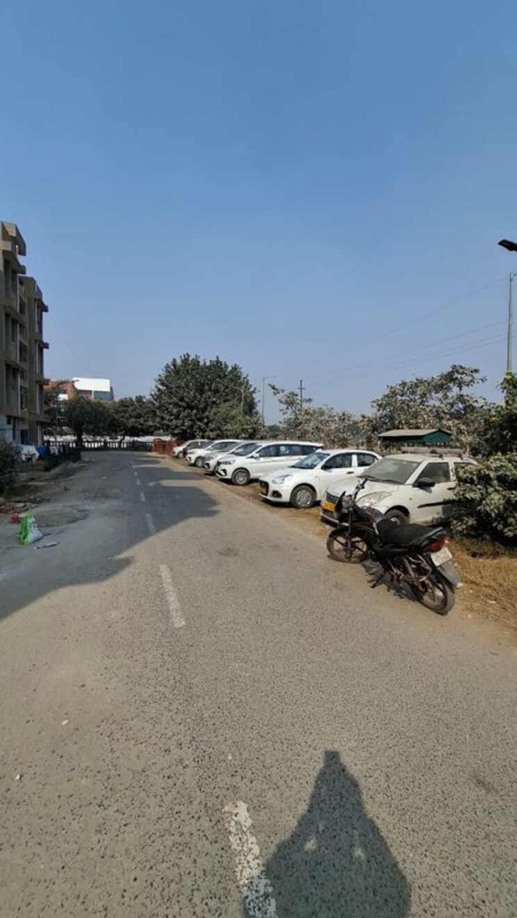  Parking, sector 10 greater noida 1.5 Bedroom 30 Sq.Mt. Apartment In Sector 10 Greater Noida Greater Noida 9820571