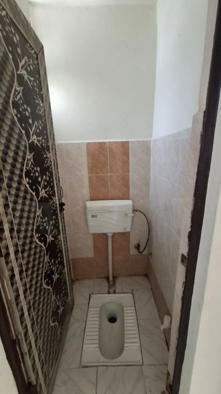 Bathroom, sector 10 greater noida 1.5 Bedroom 30 Sq.Mt. Apartment In Sector 10 Greater Noida Greater Noida 9820571