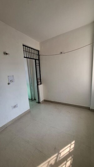Room in 1.5 BHK Apartment at Sector 10 Greater Noida – for Sale